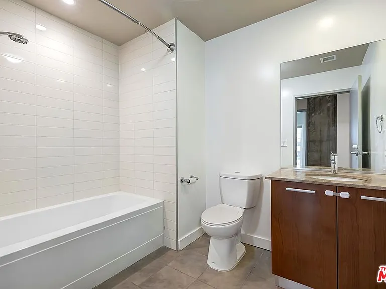 645 W 9th St #500 — Photo 23
