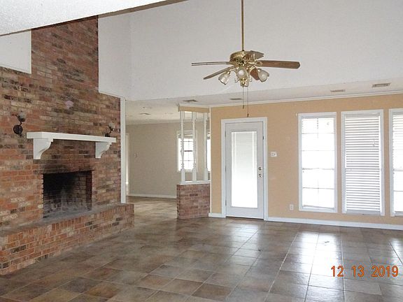 2nd image of 1601 Lakeside Dr