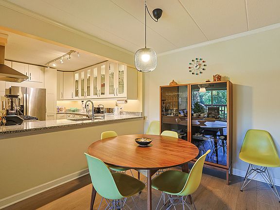 3rd image of 527 Cumnor Rd APT 208
