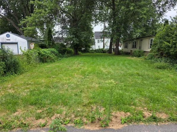 (undisclosed Address), Keego Harbor, MI 48320
