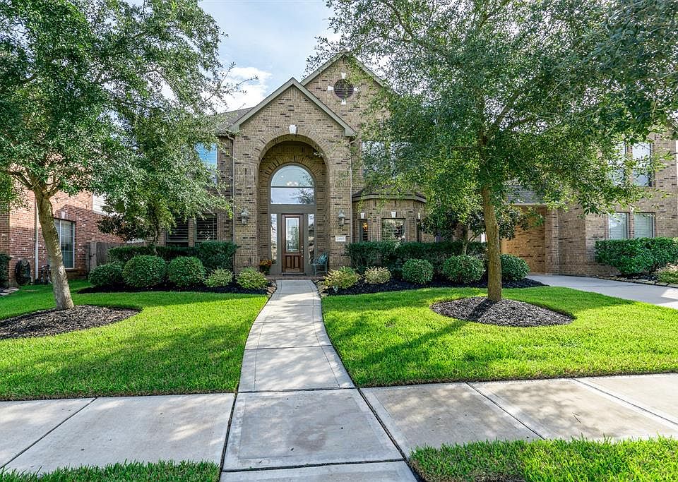 Fabulous 2-story Trendmaker home located a quiet cul-de-sac in the master planned community of Fairfield.