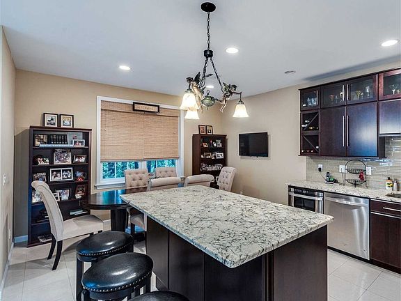 5th image of 709 Balfour Pl