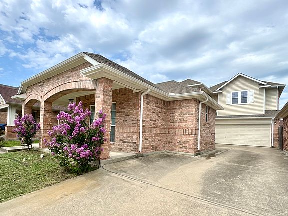 3rd image of 2639 Blackstone Dr