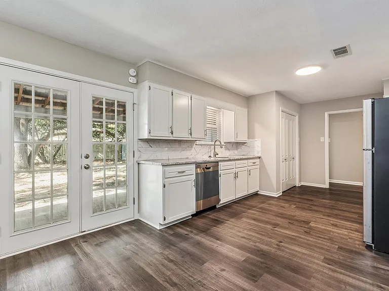 3408 Dallis Dr — Photo 7