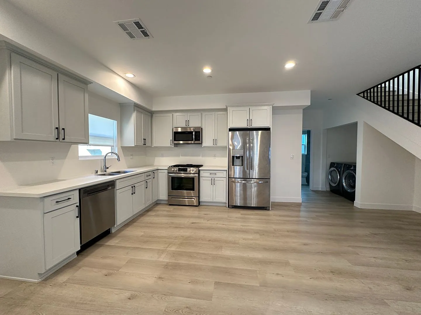 3 bed, 3.0 bath, 1276 sqft, $3,495 — Photo 2
