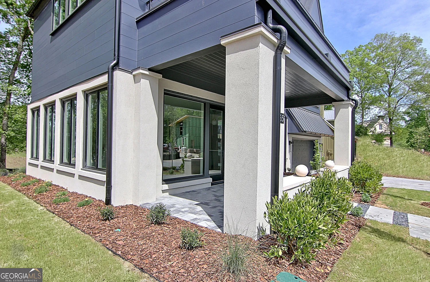 3 bed, 2.5 bath, 1825 sqft, $5,200 — Photo 3