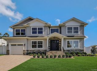 4 Kroll St, Plainview, NY 11803