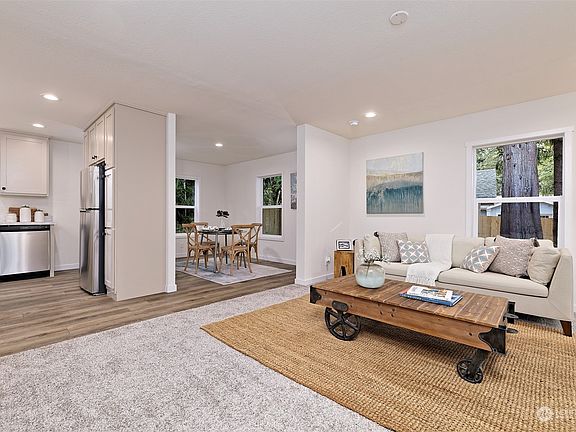 3rd image of 560 E Lakeshore Drive E