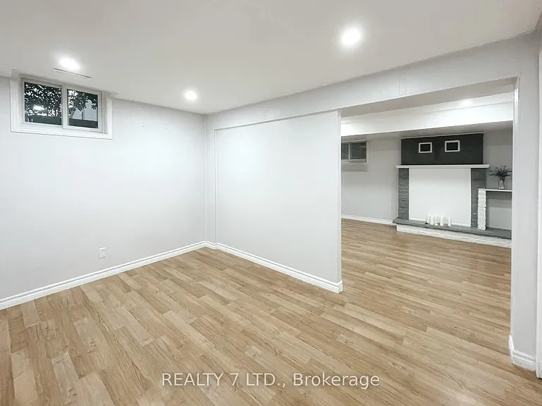 551 Hayward Cres #3 — Photo 20