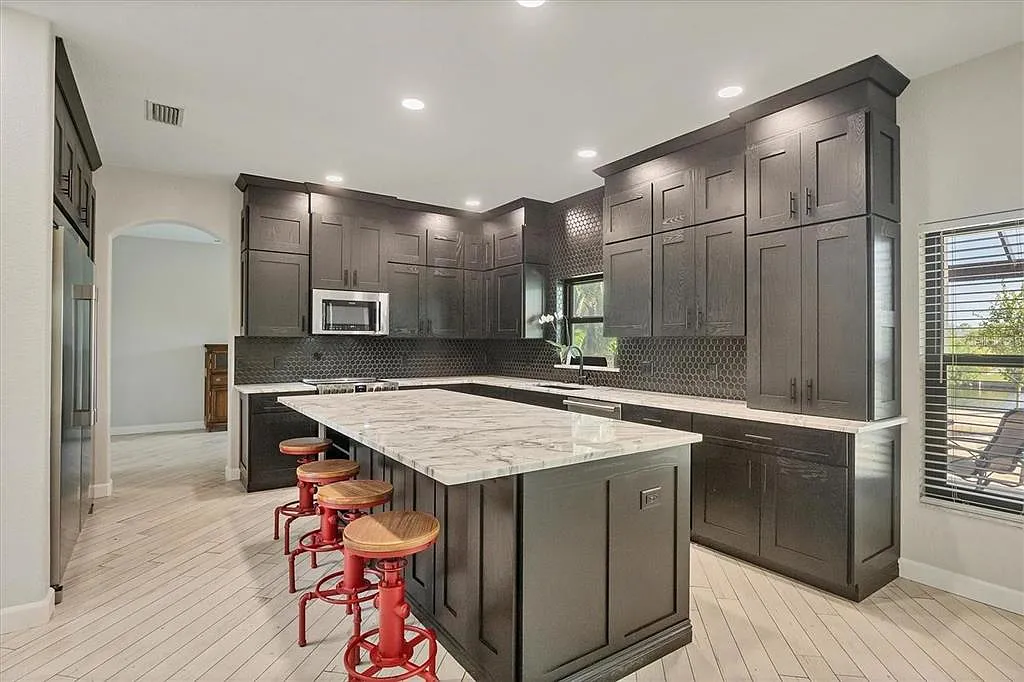 4 bed, 2.5 bath, 3056 sqft, $4,295 — Photo 4