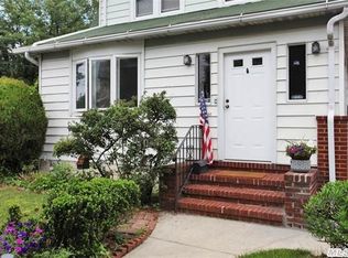 20 Herkomer St, New Hyde Park, NY 11040