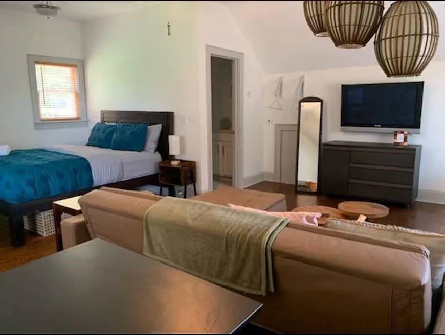 1 bed, 1.0 bath, 2016 sqft, $1,800 — Photo 3