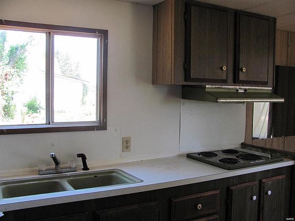 5th image of 205 Schowengerdt St