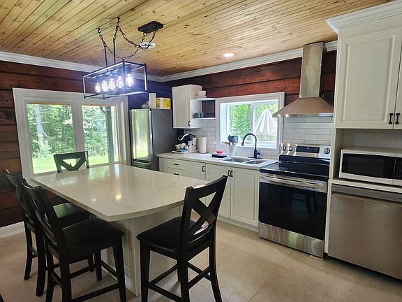 3rd image of 3997 Chetwynd Rd