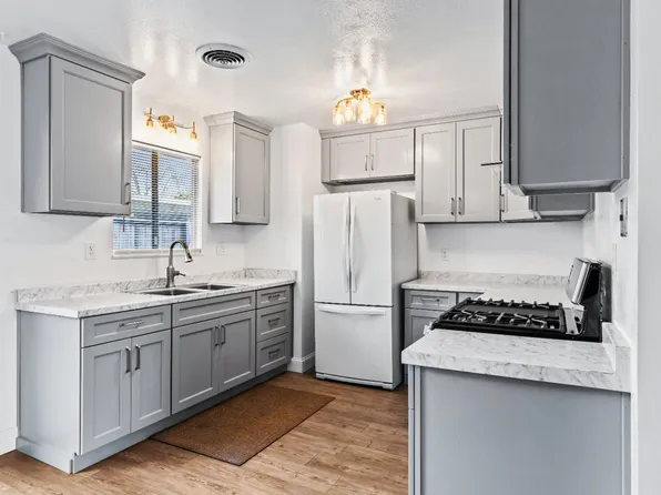 215 Floyd Ave APT 17, Modesto, CA 95350