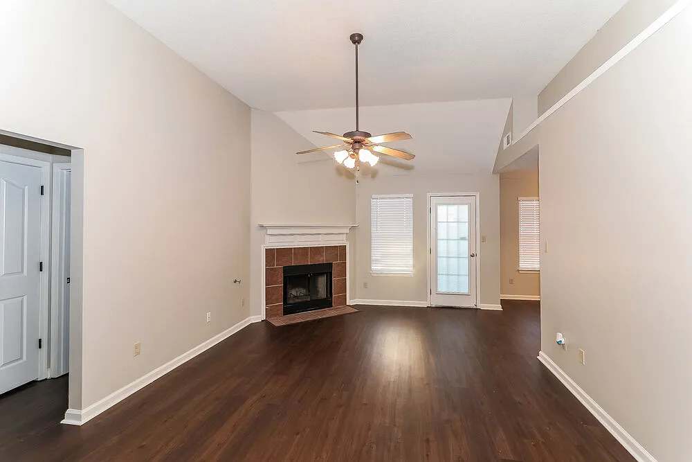 3 bed, 2.0 bath, 1352 sqft, $1,820 — Photo 2