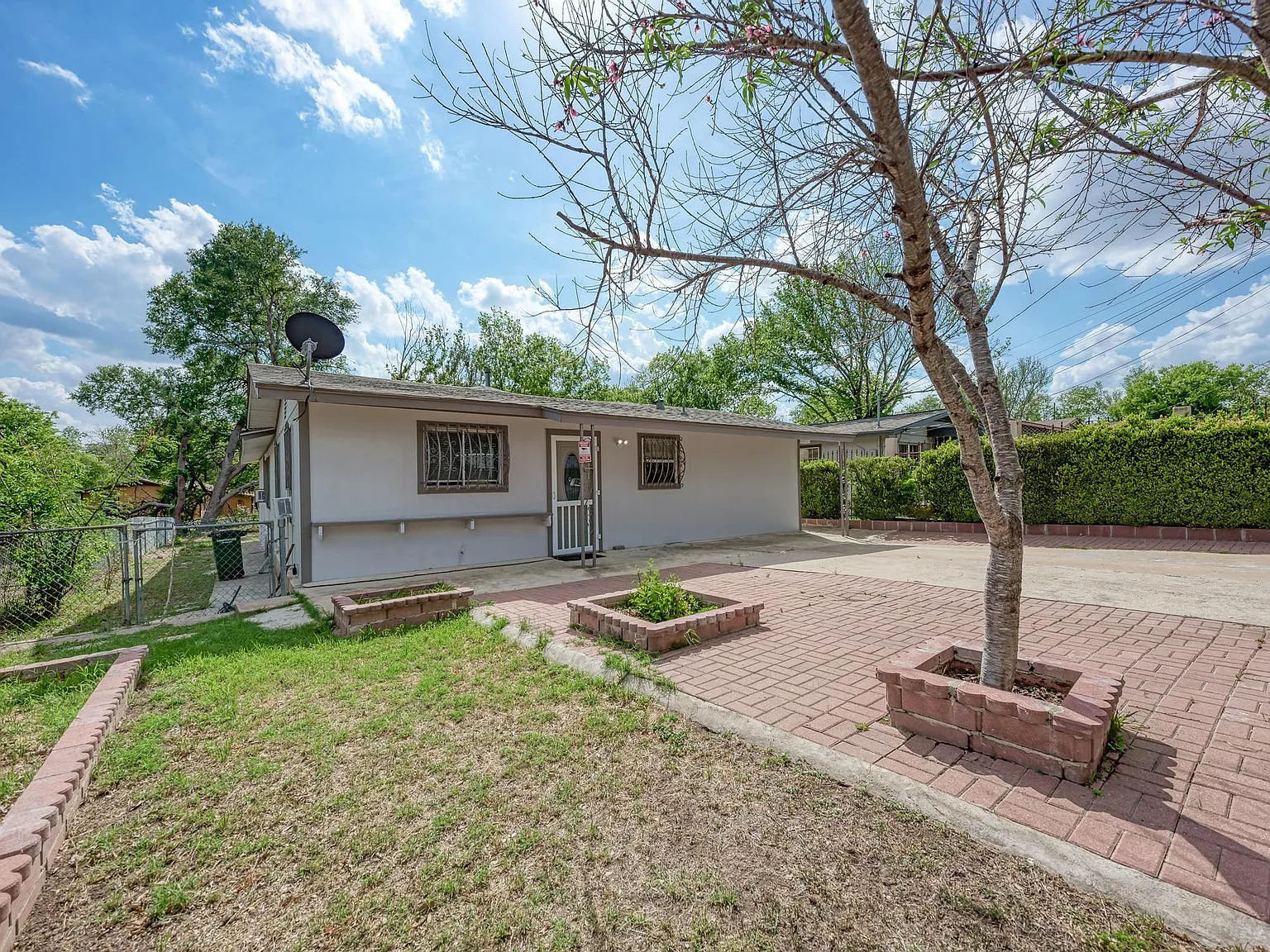 3 bed, 3.0 bath, 2205 sqft, $1,800 — Photo 3