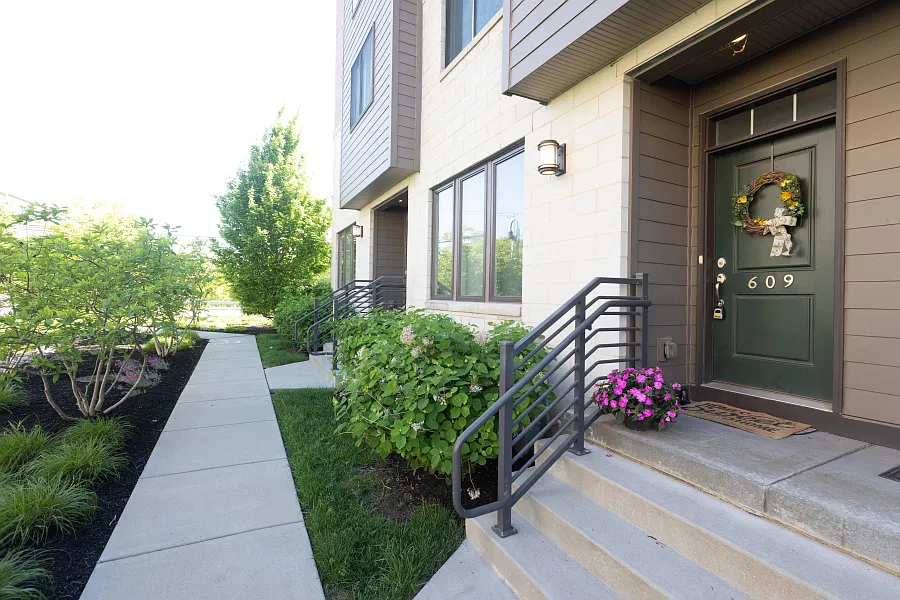 3 bed, 2094 sqft, $3,600 — Photo 3