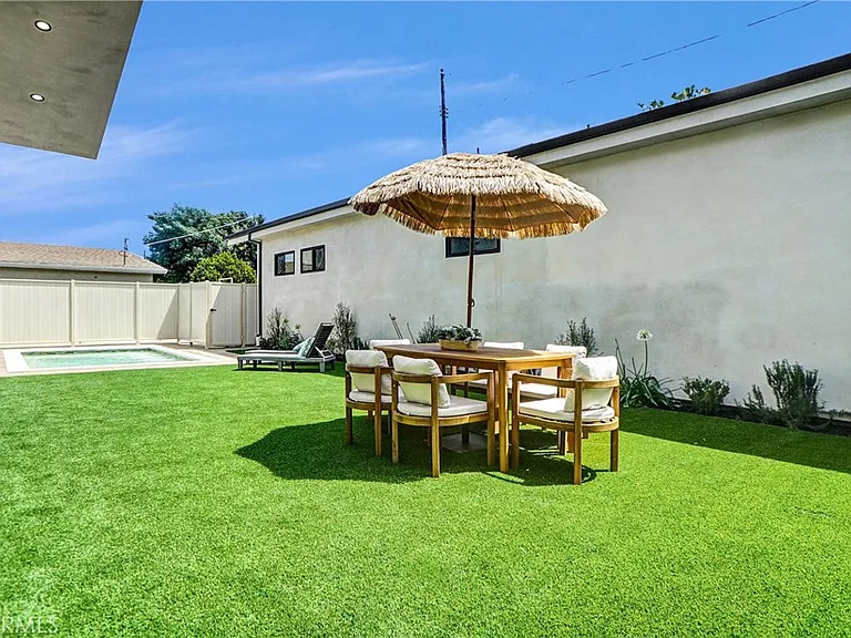 19350 Lanark St — Photo 23