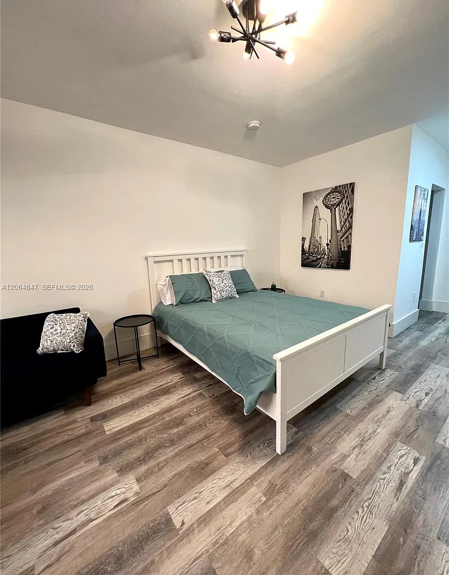 The Beverly Arms Condo — Photo 1