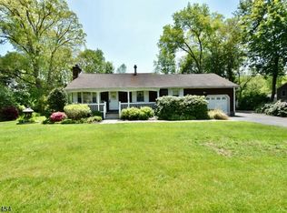 5 Windsor Dr, Oak Ridge, NJ 07438