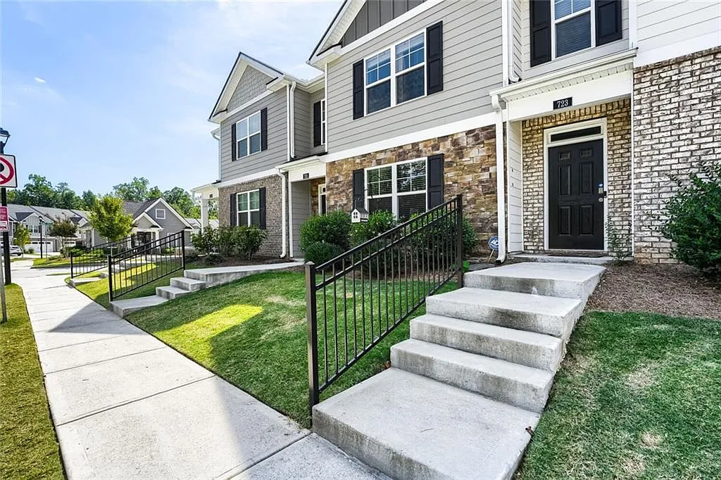 3 bed, 2.5 bath, 1878 sqft, $2,550 — Photo 2