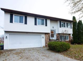 900 Maplewood Dr, Center Point, IA 52213