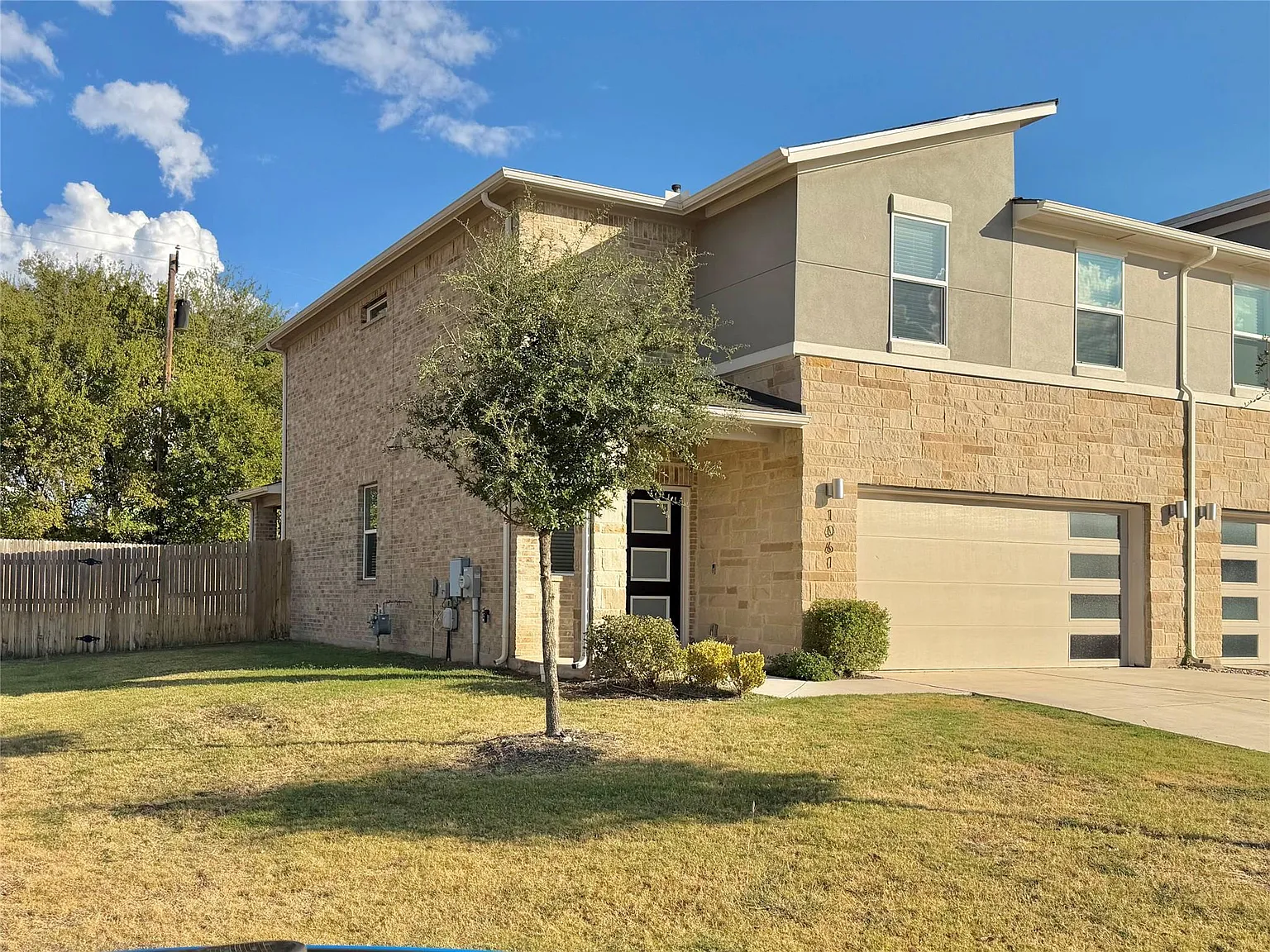 3 bed, 2.5 bath, 1979 sqft, $2,295 — Photo 3