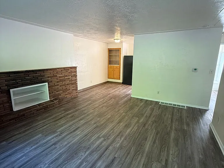 453-132 Stoneway Apartments — Photo 1