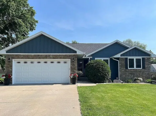 211 W 12th St, Wood River, NE 68883