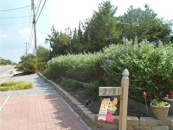 Additional temporary parking pad by the street. That makes 9 parking spaces!