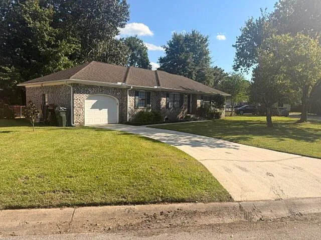 3 bed, 2.0 bath, 1464 sqft, $2,400 — Photo 3