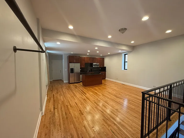 1741 W Erie St #1R — Photo 8
