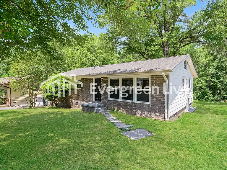 4207 Hampshire Dr — Photo 2
