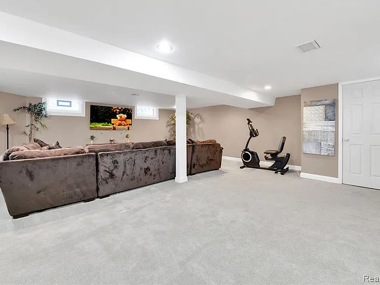 10070 Buckingham Ave — Photo 18