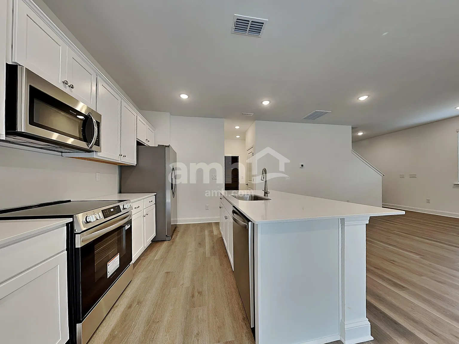 4 bed, 2.5 bath, 1977 sqft, $2,570 — Photo 4