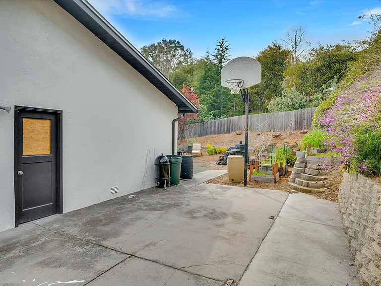 Moraga Dr — Photo 42
