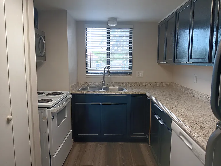 2541 S Myrtle Ave #C — Photo 38