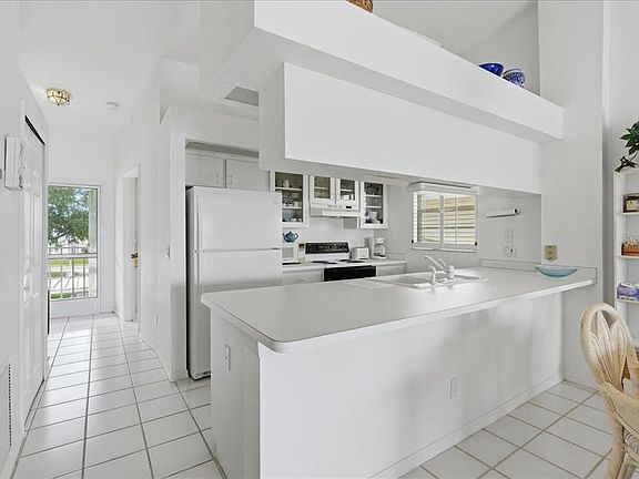 4th image of 1512 RIO DE JANEIRO AVENUE #425