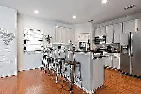 3 bed, 3.5 bath, 2200 sqft, $2,700 — Photo 3