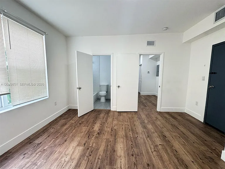321 SW 9th Ave #4 — Photo 9