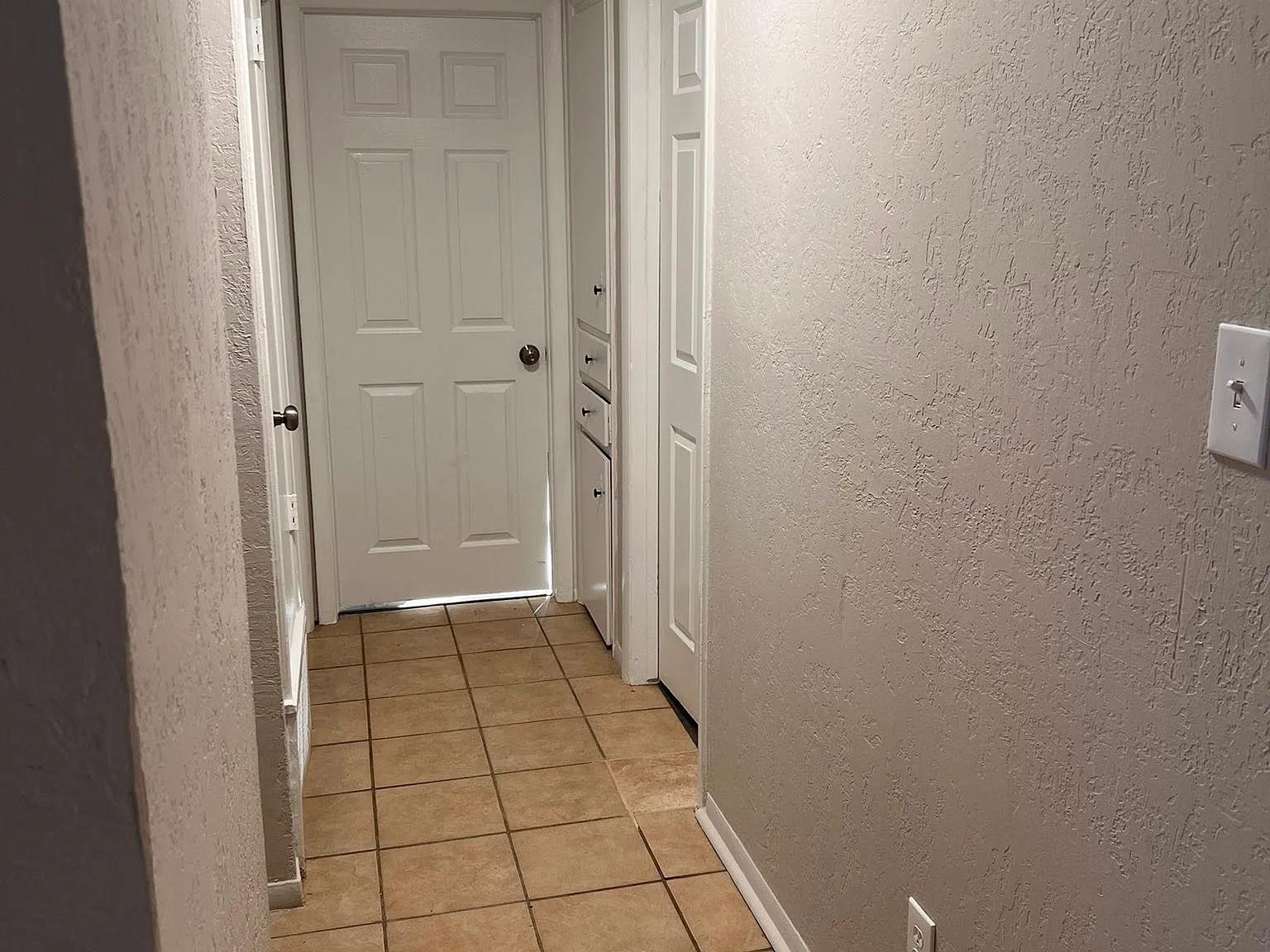 3 bed, 879 sqft, $1,100 — Photo 2