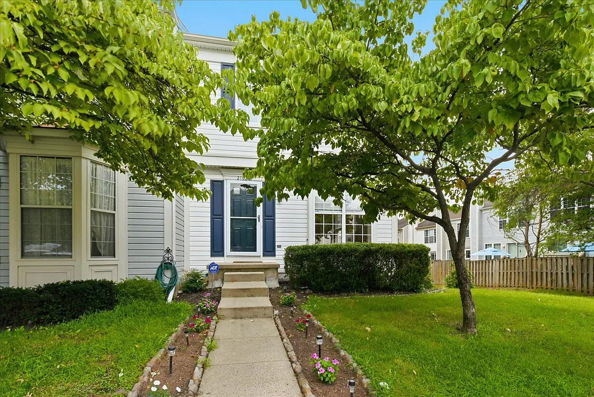 3 bed, 2.5 bath, 1427 sqft, $3,300 — Photo 2