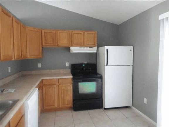 2nd image of 14 Buttonwood Ln