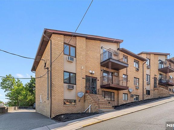 3rd image of 1616 74th St Unit 206