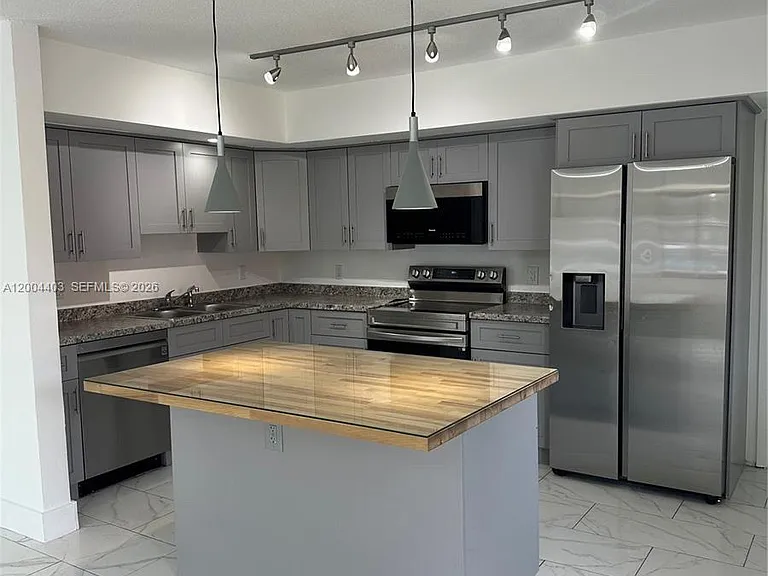 220 SW 8th Ave #2 — Photo 4