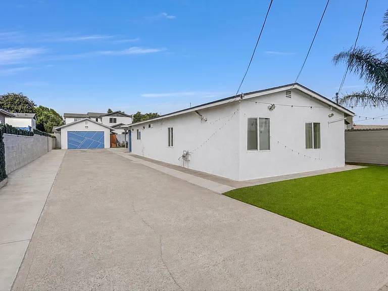 huge drive way can park 3 car side y side and at list 6 cars back to back and have free parking at side the street so you can easily park amount of 20 cars or even few 
rvs