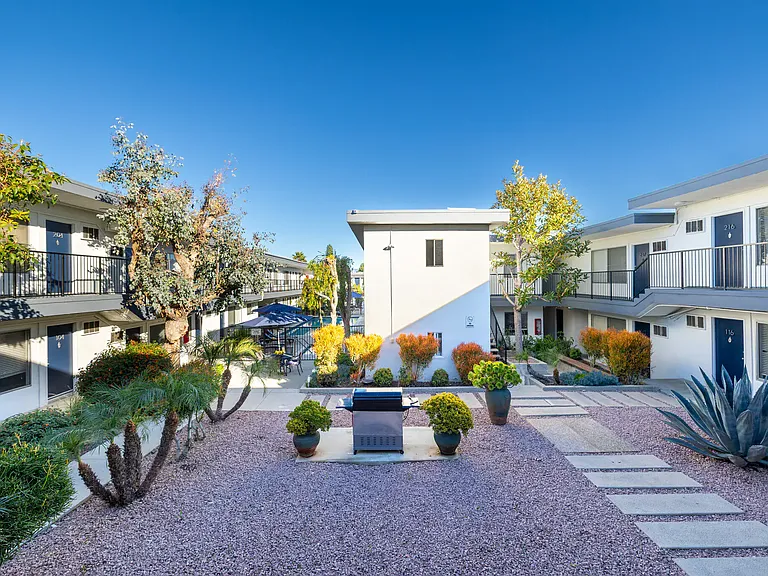 Carson Oakwood Apartments — Photo 9
