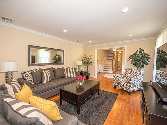 5th image of 4 Saddle Ln