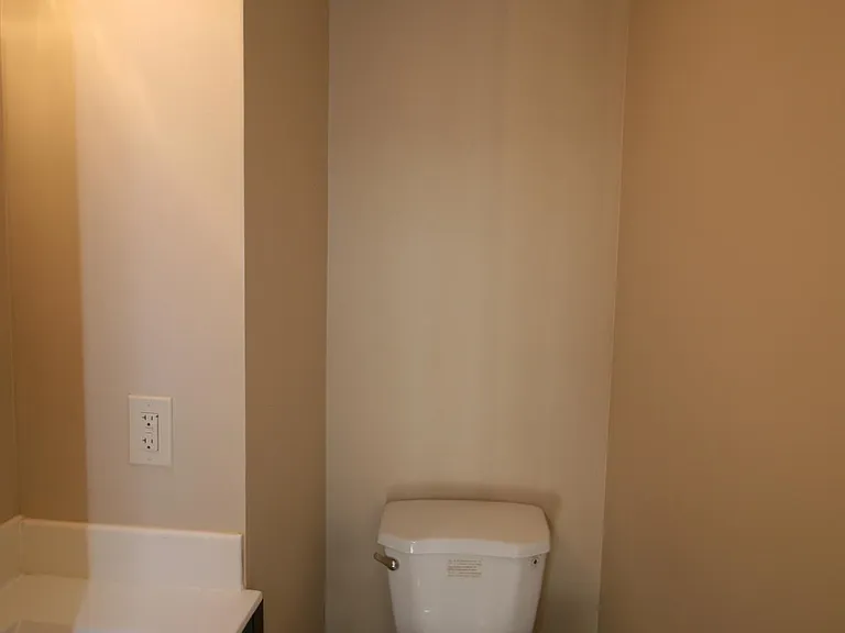512 Suffield Dr — Photo 10